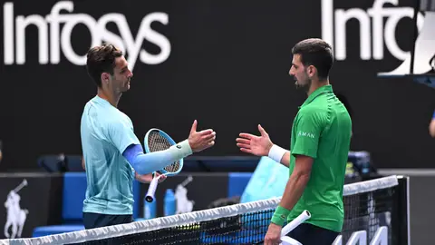 Djokovic y Musettoi se saludan en la red tras la retirada del italiano Djokovic y Musettoi se saludan en la red tras la retirada del italiano
