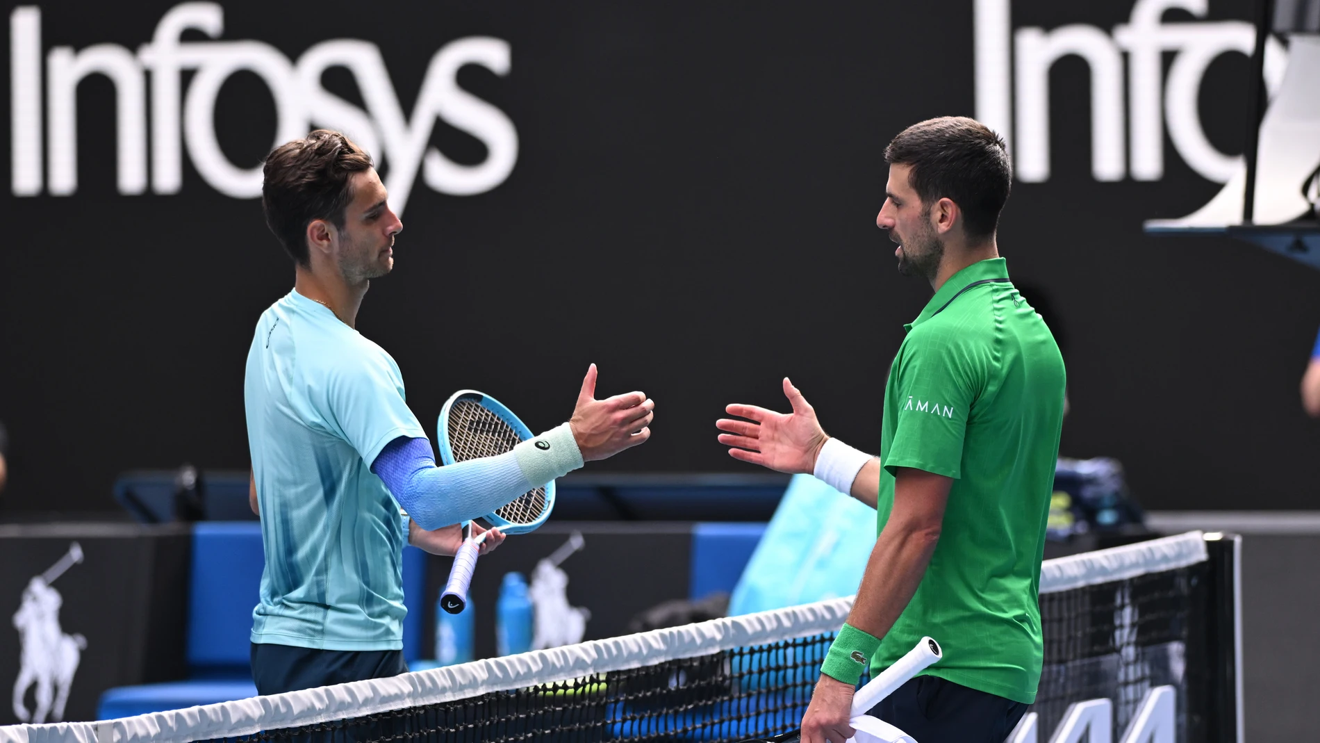 Djokovic y Musettoi se saludan en la red tras la retirada del italiano Djokovic y Musettoi se saludan en la red tras la retirada del italiano