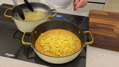 Escurre la pasta y pásala a la tartera de la salsa