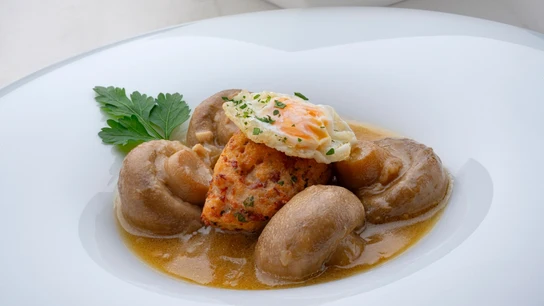 Champiñones en salsa con huevos tontos Champiñones en salsa con huevos tontos