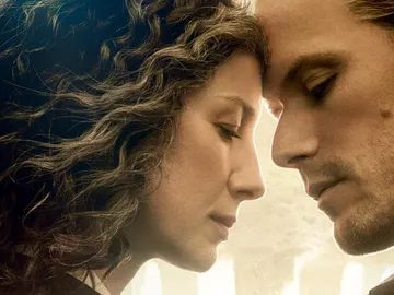 Caitriona Balfe y Sam Heughan como Claire y Jamie Fraser en el final de la temporada 8 de Outlander Caitriona Balfe y Sam Heughan como Claire y Jamie Fraser en el final de la temporada 8 de Outlander
