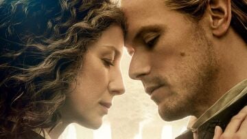 Caitriona Balfe y Sam Heughan como Claire y Jamie Fraser en el final de la temporada 8 de Outlander