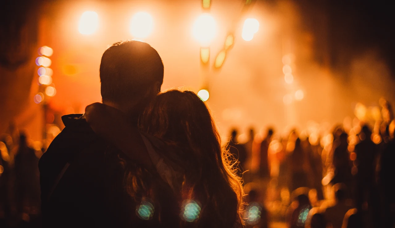 Una pareja en un concierto