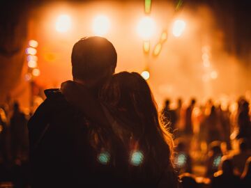 Una pareja en un concierto