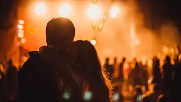 Una pareja en un concierto Una pareja en un concierto