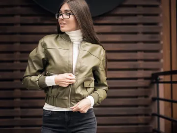 Mujer con una chaqueta bomber Mujer con una chaqueta bomber