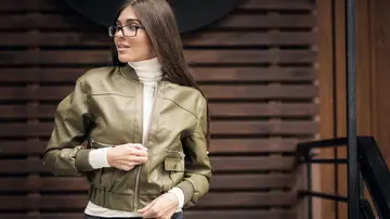 Mujer con una chaqueta bomber Mujer con una chaqueta bomber