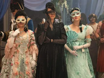 Katie Leung como Lady Araminta Gun en la T4 de Los Bridgerton Katie Leung como Lady Araminta Gun en la T4 de Los Bridgerton