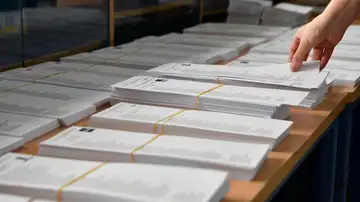 Imagen de archivo de unas papeletas electorales en una jornada de elecciones Imagen de archivo de unas papeletas electorales en una jornada de elecciones