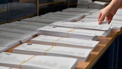 Imagen de archivo de unas papeletas electorales en una jornada de elecciones