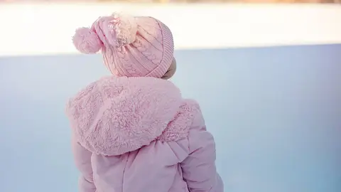 Imagen de un niño en la nieve Imagen de un niño en la nieve