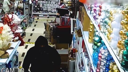 Espectacular defensa de una comerciante a un atracador armado con un hacha
