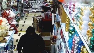 Espectacular defensa de una comerciante a un atracador armado con un hacha