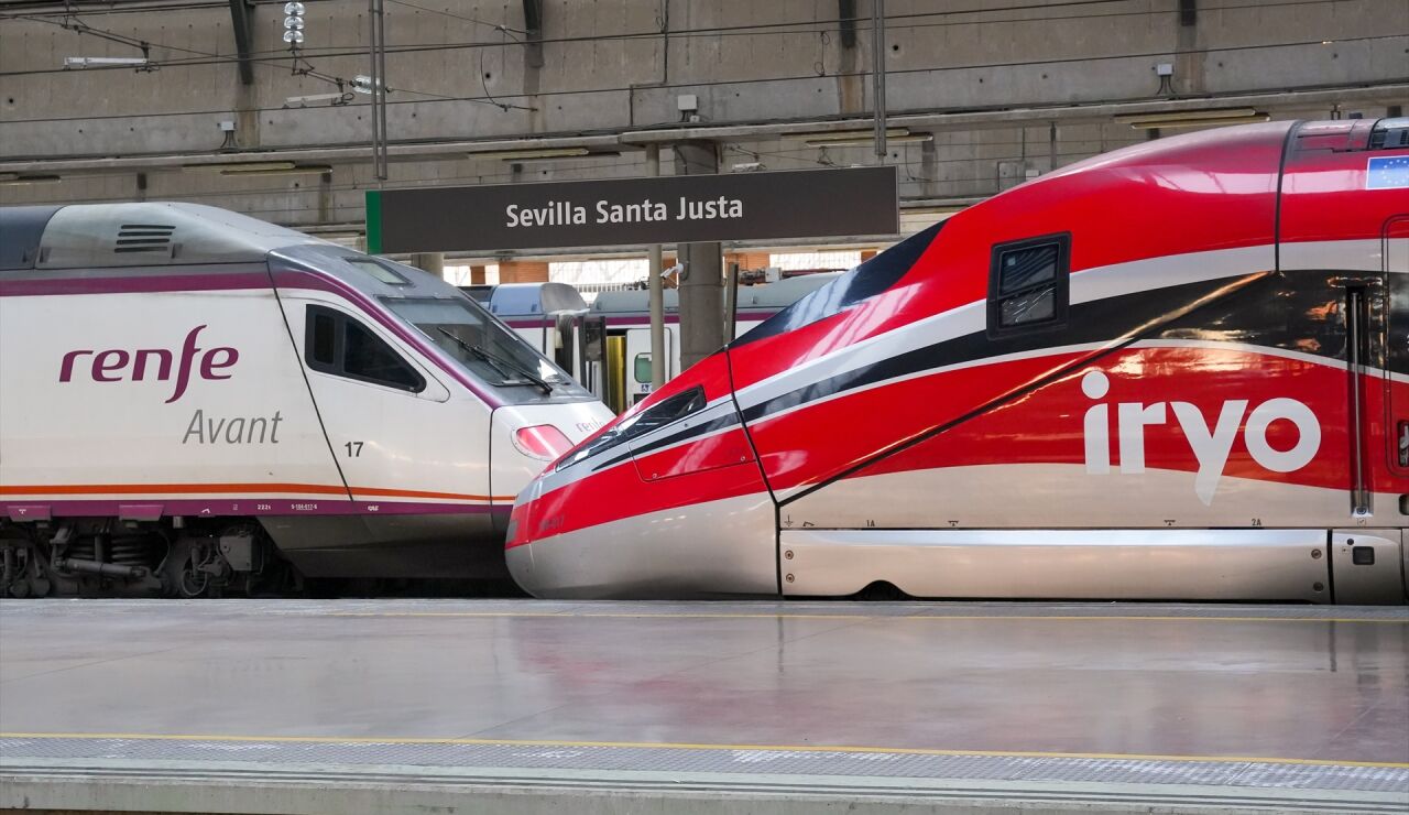 Imagen del tren Iryo y de un tren de Renfe 