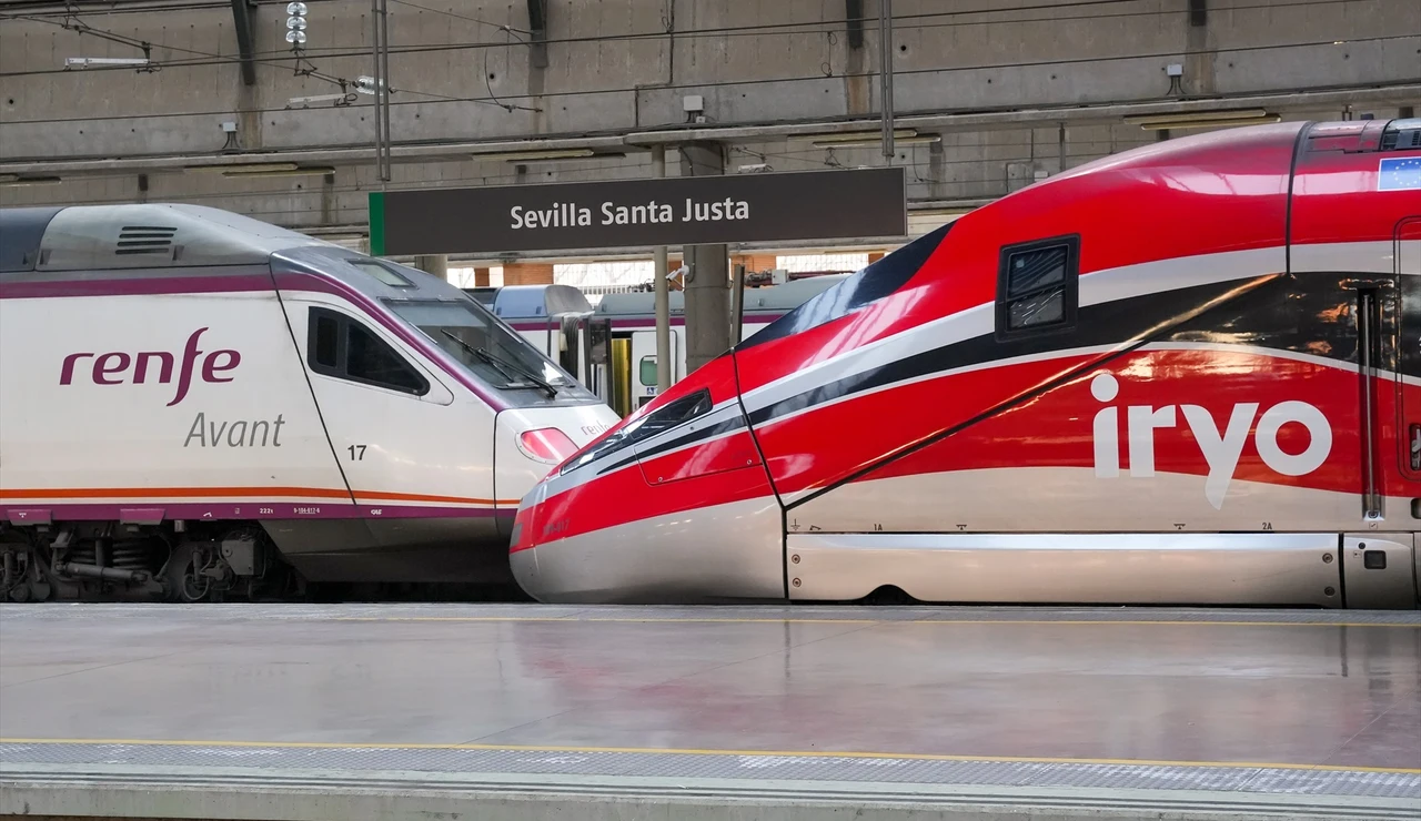 Imagen del tren Iryo y de un tren de Renfe