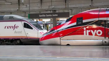 Imagen del tren Iryo y de un tren de Renfe Imagen del tren Iryo y de un tren de Renfe