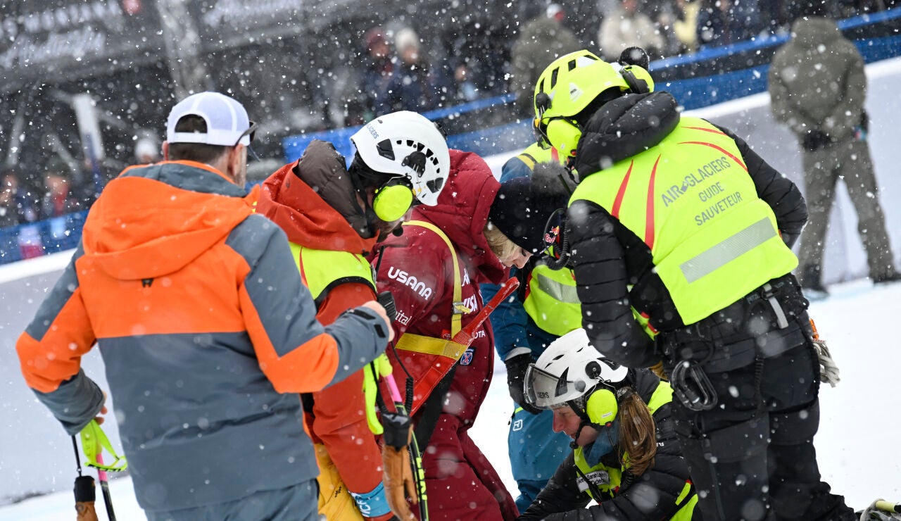 Lindsey Vonn, en el momento de ser evacuada en Crans Montana (Suiza)