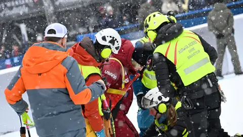 Lindsey Vonn, en el momento de ser evacuada en Crans Montana (Suiza) Lindsey Vonn, en el momento de ser evacuada en Crans Montana (Suiza)