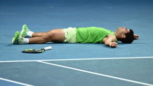 Carlos Alcaraz, tumbado sobre la Rod Laver Arena tras ganar a Zverev