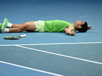 Carlos Alcaraz, tumbado sobre la Rod Laver Arena tras ganar a Zverev