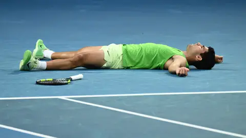 Carlos Alcaraz, tumbado sobre la Rod Laver Arena tras ganar a Zverev Carlos Alcaraz, tumbado sobre la Rod Laver Arena tras ganar a Zverev