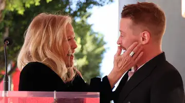 Catherine O'Hara y Macaulay Culkin Catherine O'Hara y Macaulay Culkin