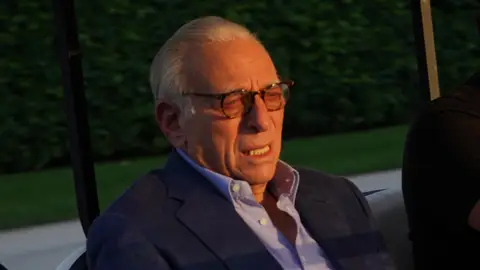 Nelson Peltz llegando a la boda de Brooklyn Beckham y Nicola Peltz Nelson Peltz llegando a la boda de Brooklyn Beckham y Nicola Peltz