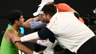 Carlos Alcaraz celebra la victoria ante Zverev con su equipo