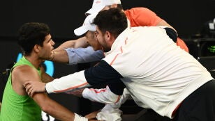 Carlos Alcaraz celebra la victoria ante Zverev con su equipo