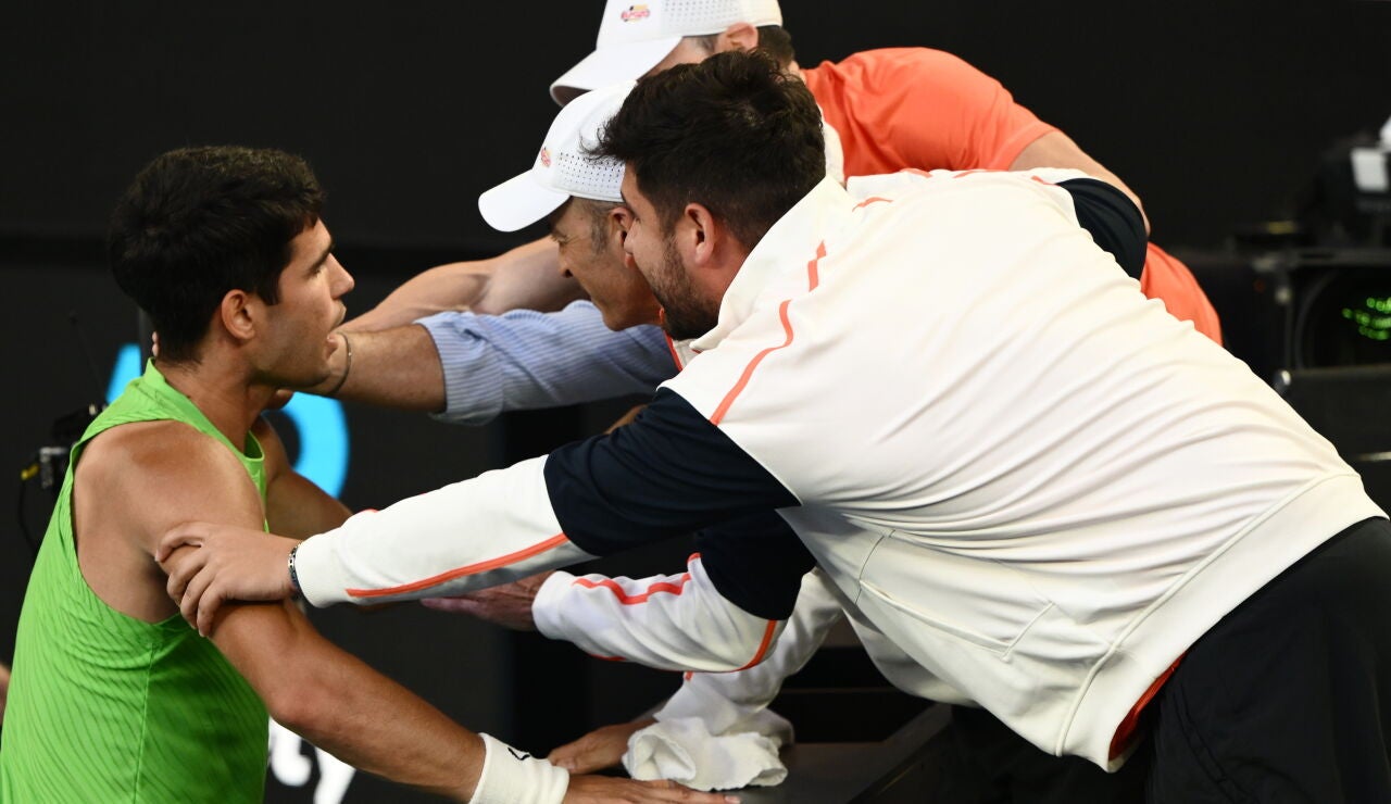 Carlos Alcaraz celebra la victoria ante Zverev con su equipo