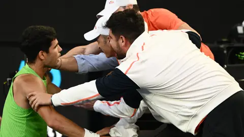 Carlos Alcaraz celebra la victoria ante Zverev con su equipo Carlos Alcaraz celebra la victoria ante Zverev con su equipo
