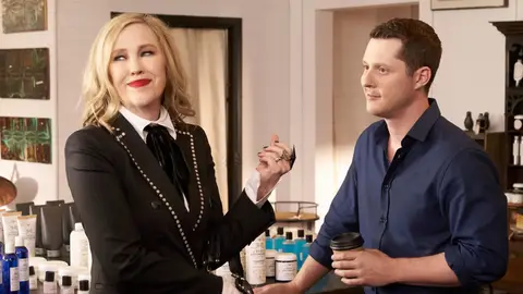 Catherine O'Hara y Noah Reid en Schitt's Creek Catherine O'Hara y Noah Reid en Schitt's Creek