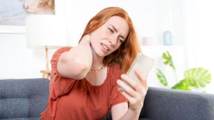 Malas posturas por el uso del m&oacute;vil