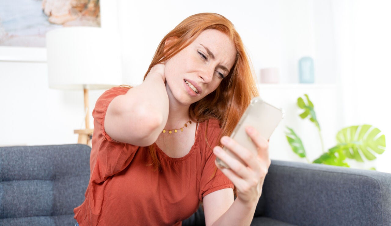 Malas posturas por el uso del m&oacute;vil