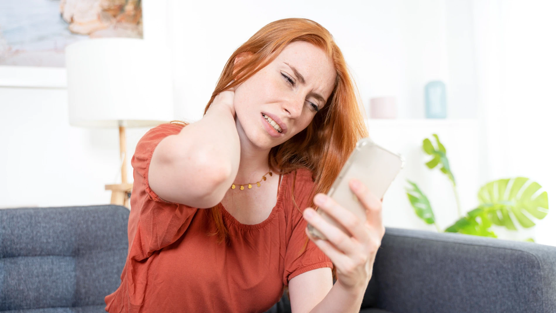 Malas posturas por el uso del móvil Malas posturas por el uso del móvil