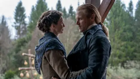 Jamie y Claire Fraser en la temporada final de Outlander Jamie y Claire Fraser en la temporada final de Outlander