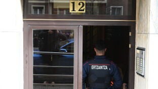 Portal del edificio en d&oacute;nde se han producido los hechos, a 30 de enero de 2026, en Bilbao