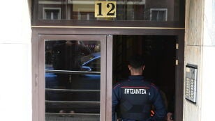 Portal del edificio en d&oacute;nde se han producido los hechos, a 30 de enero de 2026, en Bilbao