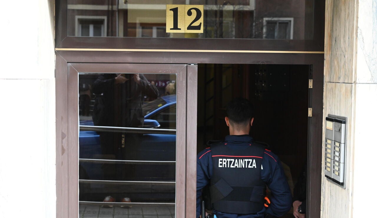 Portal del edificio en d&oacute;nde se han producido los hechos, a 30 de enero de 2026, en Bilbao