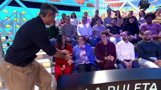 La cariñosa acogida de Jorge Fernández a una mujer del público La cariñosa acogida de Jorge Fernández a una mujer del público
