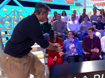 La cari&ntilde;osa acogida de Jorge Fern&aacute;ndez a una mujer del p&uacute;blico