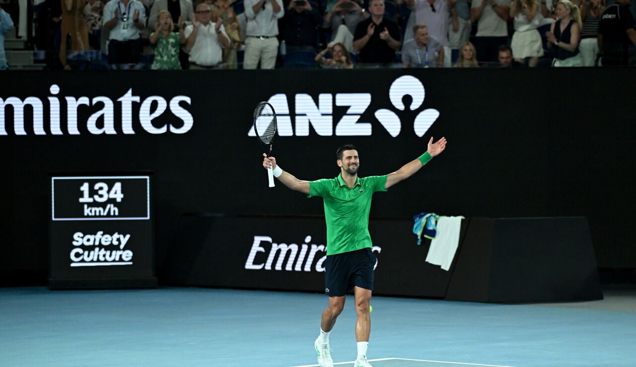 Novak Djokovic celebra su victoria ante Jannik Sinner en la semifinal del Open de Australia