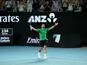 Novak Djokovic celebra su victoria ante Jannik Sinner en la semifinal del Open de Australia