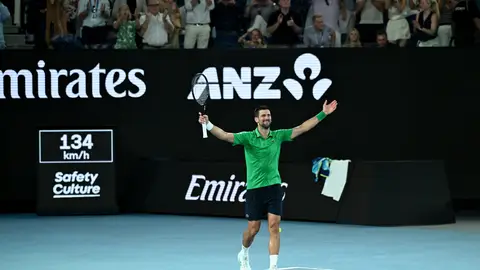 Novak Djokovic celebra su victoria ante Jannik Sinner en la semifinal del Open de Australia Novak Djokovic celebra su victoria ante Jannik Sinner en la semifinal del Open de Australia