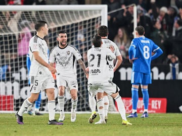 Los jugdores del Albacete celebran un gol ante el Real Madrid
