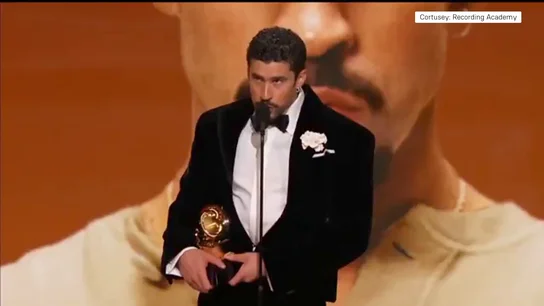 Bad Bunny con el Grammy Bad Bunny con el Grammy