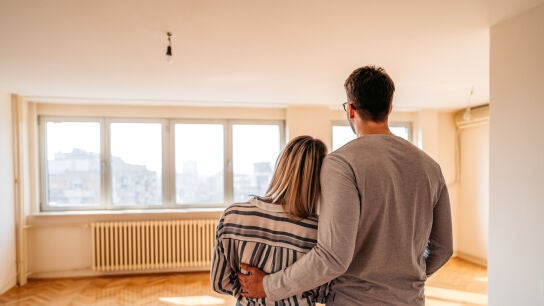 Una pareja joven en su piso reci&eacute;n comprado