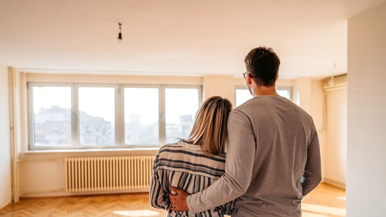 Una pareja joven en su piso recién comprado Una pareja joven en su piso recién comprado