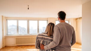 Una pareja joven en su piso reci&eacute;n comprado