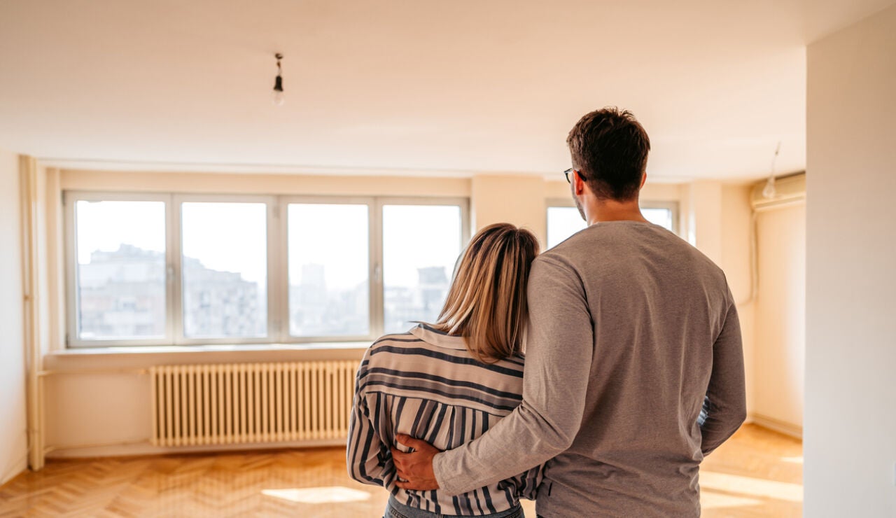 Una pareja joven en su piso reci&eacute;n comprado